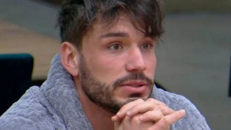 Lucas se emociona com ceia de Natal surpresa