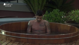 À véspera da grande final, Diego se mantém pensativo no ofurô