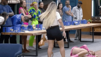 A Fazenda 14: Deborah finge desmaio ao enfrentar Deolane