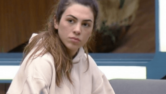 Em A Fazenda, Pétala pede socorro a namorado preso: 'Faz alguma coisa'