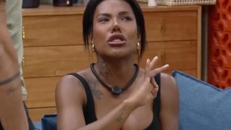 Fora de A Fazenda 17, Michelle Barros e Shia Phoenix assumem namoro
