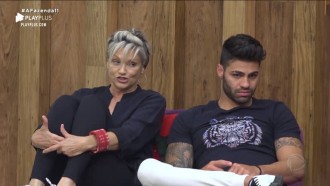 Andréa arruma confusão após ver a cama desarrumada