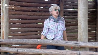 Andrea fica com medo de porcos e é zoada por Netto e Viny