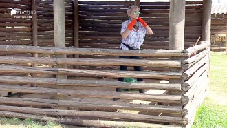 Andréa usa lenço no rosto para limpar chiqueiro