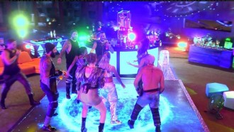 Anita invade a casa e dança com os brothers