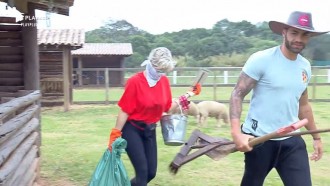 Após ataque de porcos, Andrea recebe ajuda de Netto