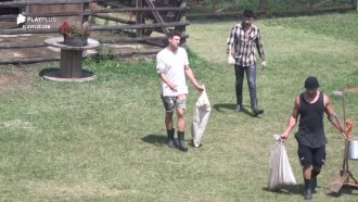 Após Lucas receber mordida, peões dizem que porcos comem gente