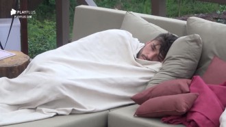 Após madrugada em claro, Lucas Viana quase perde hora de tarefa