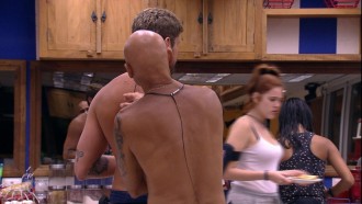 Ayrton abraça Breno e diz: 'Você não vai sair'