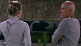 Ayrton abraça Jéssica e diz: 'Vai dar tudo certo'