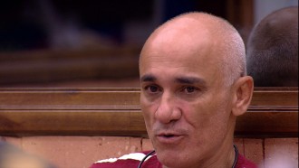 Ayrton pergunta para Paula: 'Quer que eu fale alguma coisa com seu pai, se eu sair?'