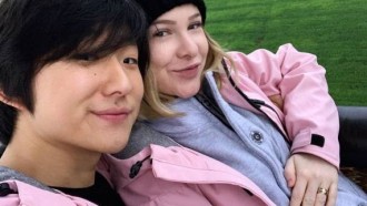 BBB20 - Esposa de Pyong Lee mostra que carrega foto dos dois na bolsa