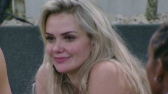 BBB20 - Ex de famoso jogador, Marcela lamenta término de namoro e confessa arrependimento