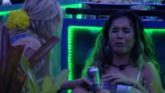 BBB20 - Gizelly tem crise de choro e pede para que Marcela a deixe sozinha