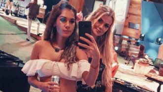 BBB20 - Marcela e Gizelly vão para debaixo do edredom