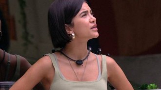 BBB20 - Sozinha, Manu Gavassi passeia pela casa e diz: “A vilã do BBB20”