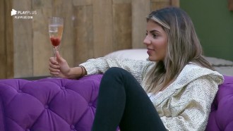 Bêbada, Hari se declara para Lucas: ‘Confesso que sou apaixonada’