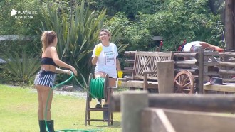 Bifão e Thayse falam sobre festa enquanto realizam tarefa