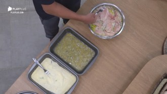 Bifão prepara frango empanado para o almoço