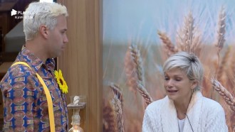 Com saudade dos filhos, Andréa Nóbrega chora durante a festa