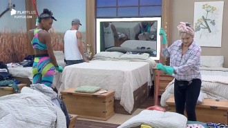 Dia de faxina! Andréa e Sabrina limpam quarto da sede