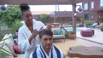 Dia de salão! Sabrina Paiva corta cabelo de Lucas Viana