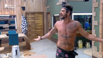 Diego e Jorge se estranham após dança sensual de Guilherme