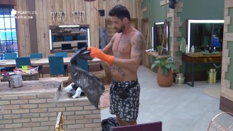 Diego Grossi acorda cedo para tirar lixo da sede