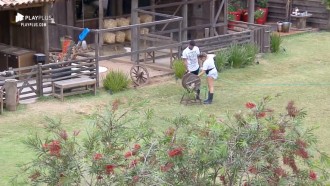 Diego Grossi ajuda Thayse Teixeira a cumprir tarefas