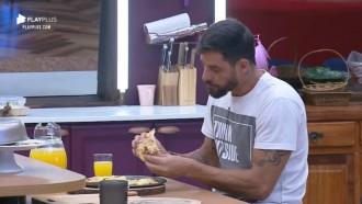 Diego Grossi come pizza requentada no café da manhã