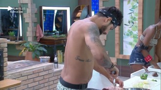 Diego Grossi prepara picanha para o almoço dos peões