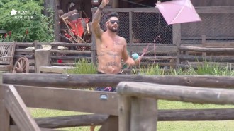 Diego Grossi tenta empinar pipa, mas quebra brinquedo