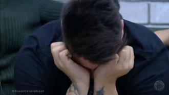 Douglas chora pela morte do pai e é consolado pelos casais