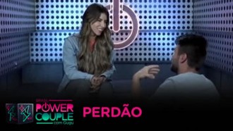 Douglas se ajoelha para pedir perdão após discussão com Thais