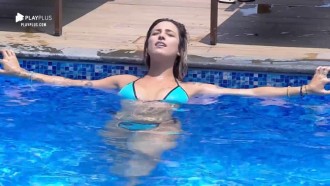 Em dia de sol, peões cantam sucessos na piscina da sede