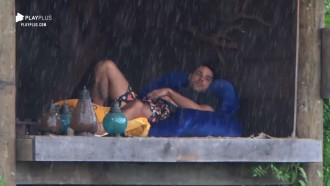 Em dia nublado, Diego Grossi observa chuva na casa da árvore