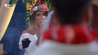 Em noite de festa, peões entram no clima do Havaí com looks temáticos