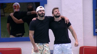 Abraçados, Caio e Rodolffo se emocionam no BBB21