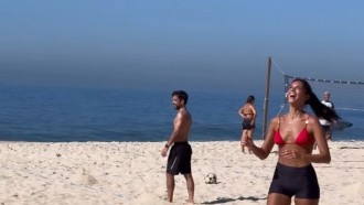 Alane Dias joga altinha em praia do Rio de Janeiro