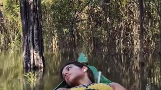 Alane Dias passeia de canoa em Alter do Chão