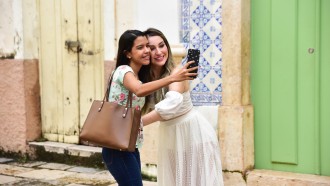 Amanda é tietada por fãs em São Luís