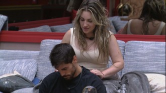 Amanda faz massagem em Cara de Sapato e canta para o brother