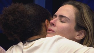 Ana Paula Renault recebe abraço de Milena