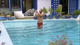 Após arrumar malas, Gilberto dança na piscina do BBB21
