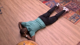 Após eliminação de Beatriz, Davi se joga no chão no BBB 24