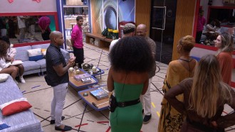 Após eliminação no BBB 23, Fred ganha beijo de Ricardo