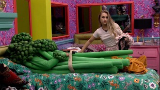Após madrugada de festa, confinados do BBB21 acordam