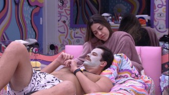 Após tirar a barba, Gustavo faz 'skincare' no BBB 22