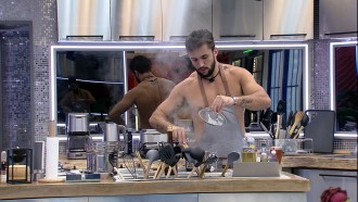 Arthur canta música de Projota enquanto faz almoço no BBB21