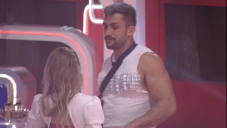 Arthur desabafa com Carla Diaz: 'Estou na mira de todo mundo'